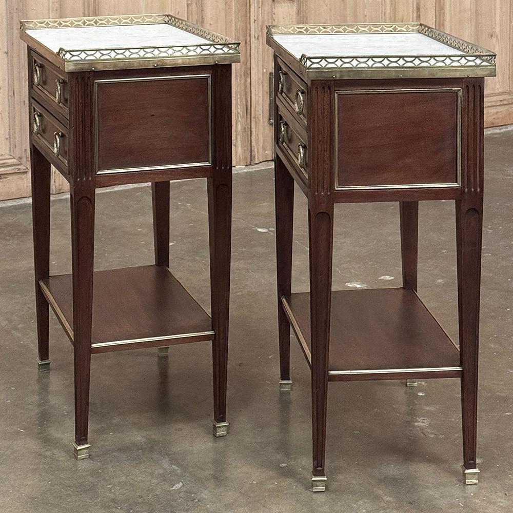 20ième siècle Paire d'anciennes tables d'appoint néoclassiques Louis XVI françaises avec marbre de Carrare en vente