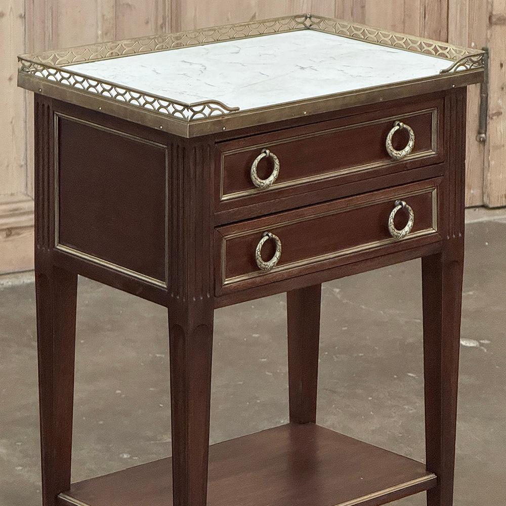 Laiton Paire d'anciennes tables d'appoint néoclassiques Louis XVI françaises avec marbre de Carrare en vente