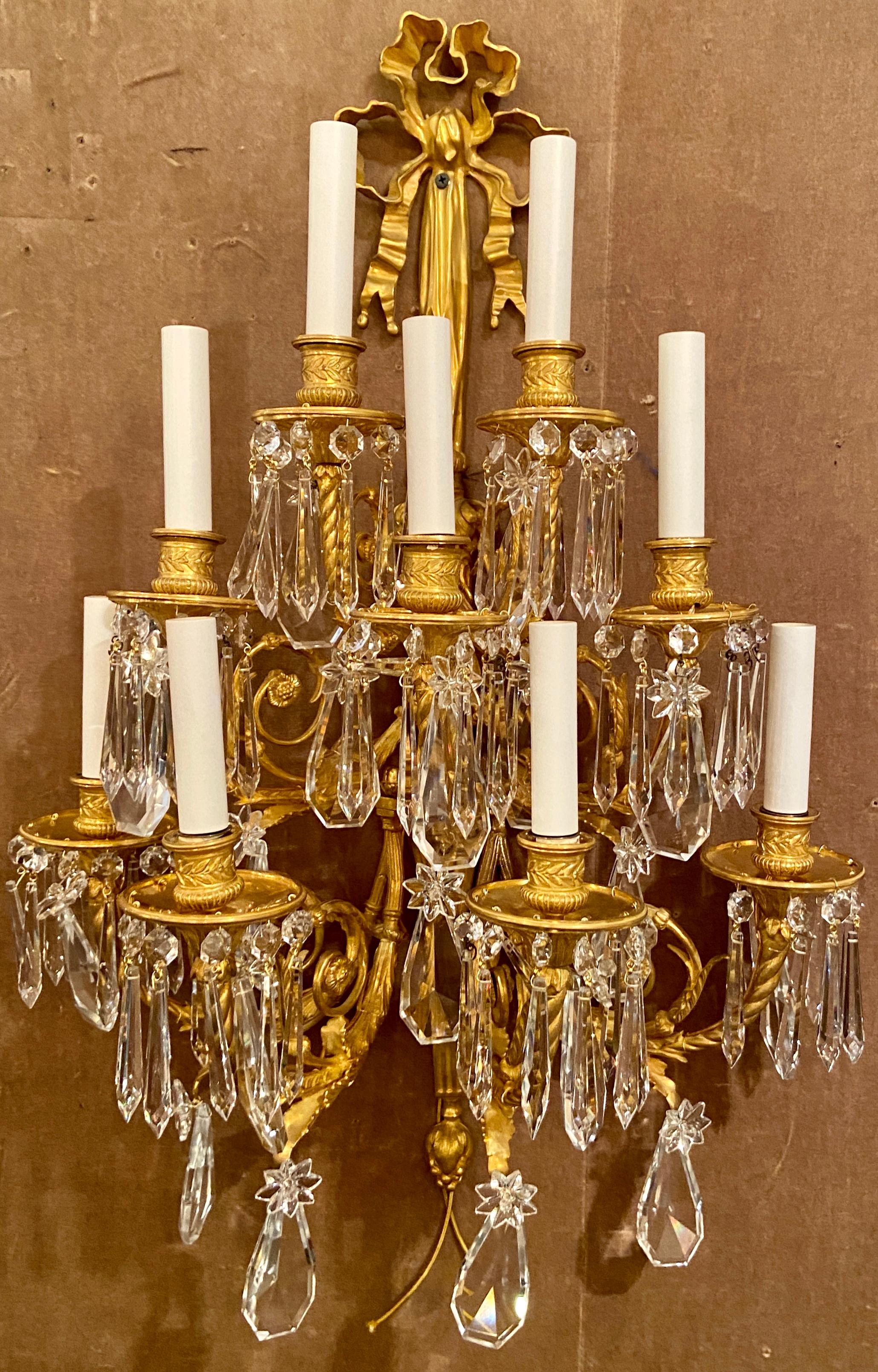 Paire d'exceptionnelles appliques françaises anciennes à 9 lumières de style Louis XVI en bronze doré et cristal de Baccarat, circa 1880-1890.