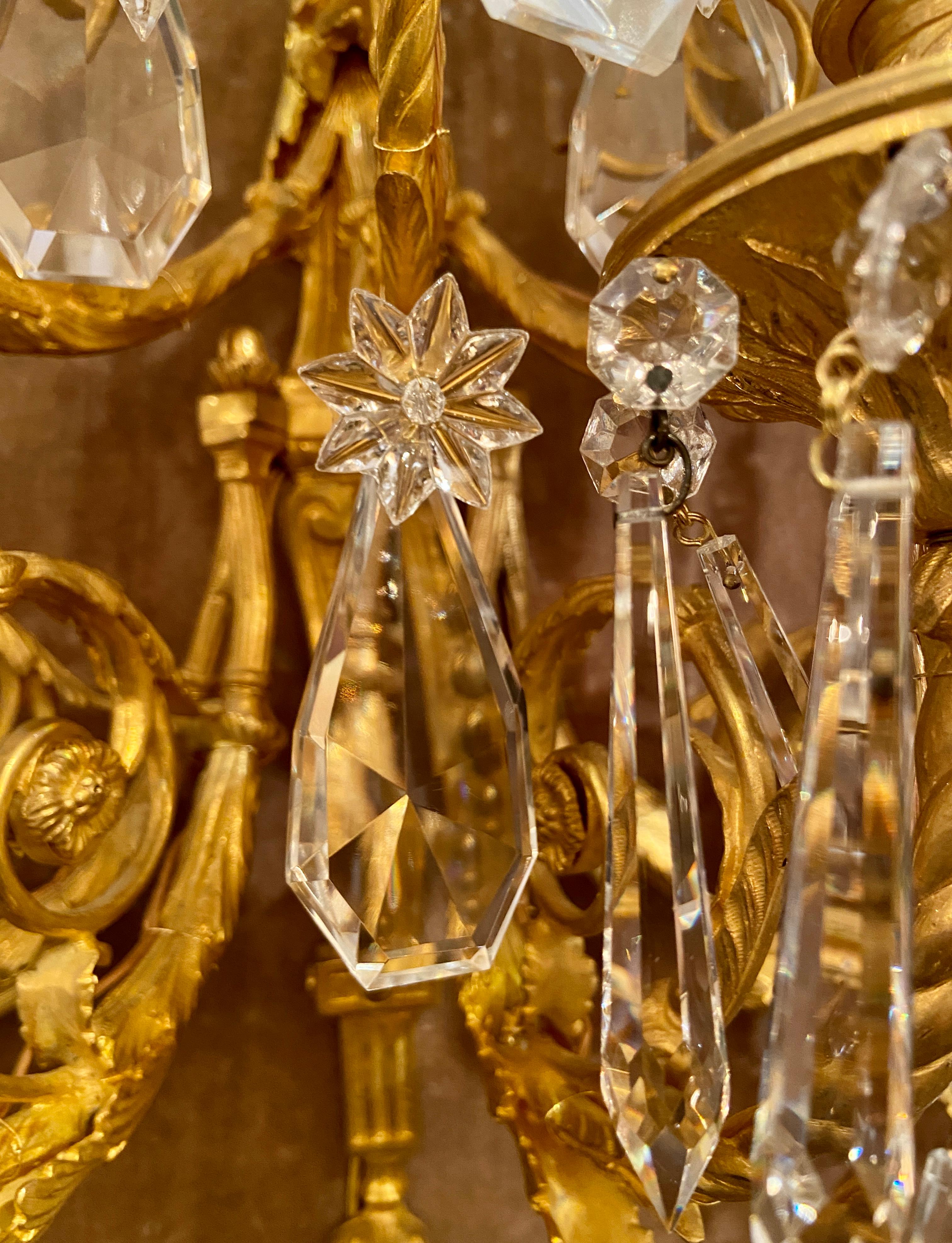 XIXe siècle Paire d'appliques françaises anciennes Louis XVI en bronze doré et cristal de Baccarat, vers les années 1880 en vente