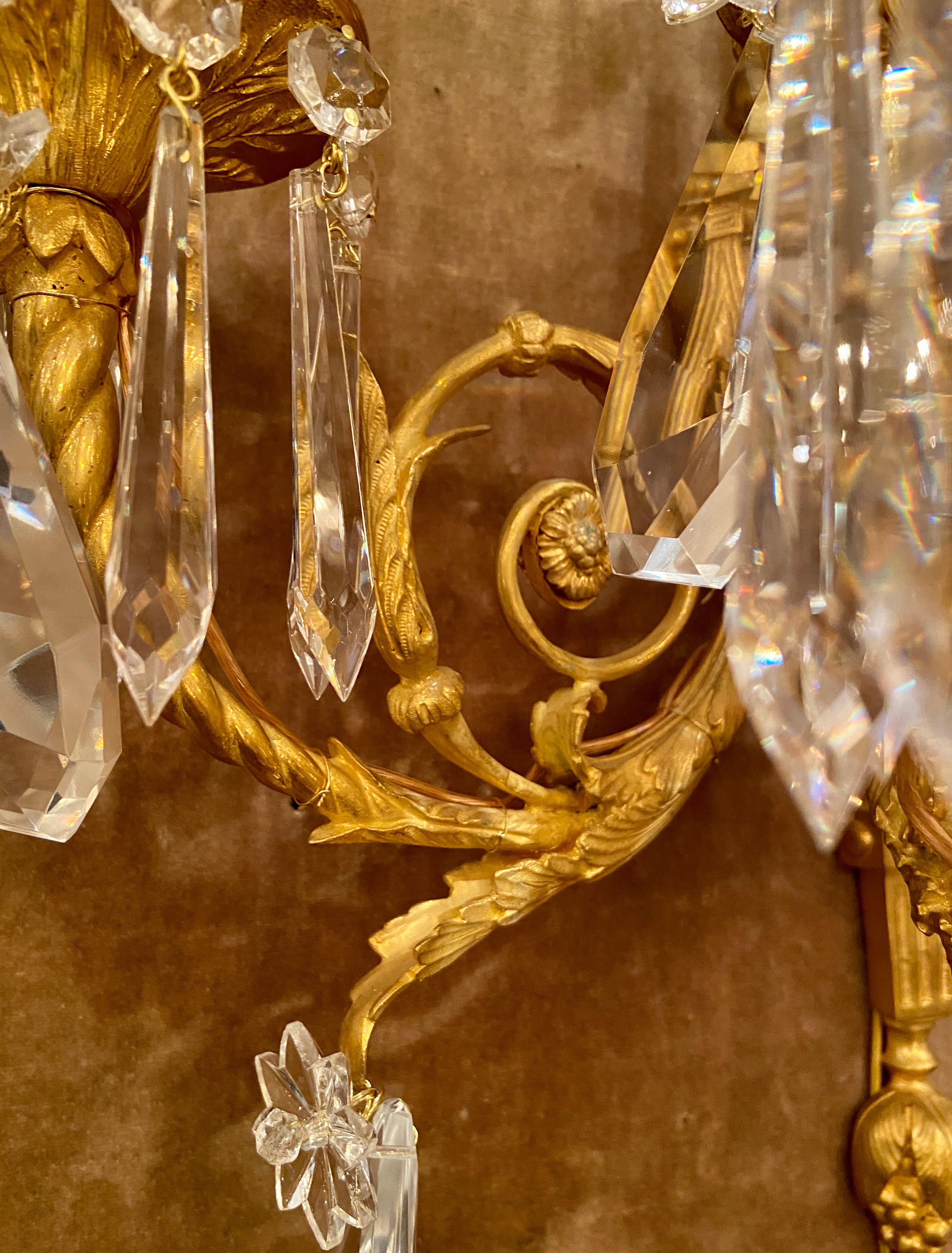 Paire d'appliques françaises anciennes Louis XVI en bronze doré et cristal de Baccarat, vers les années 1880 en vente 1