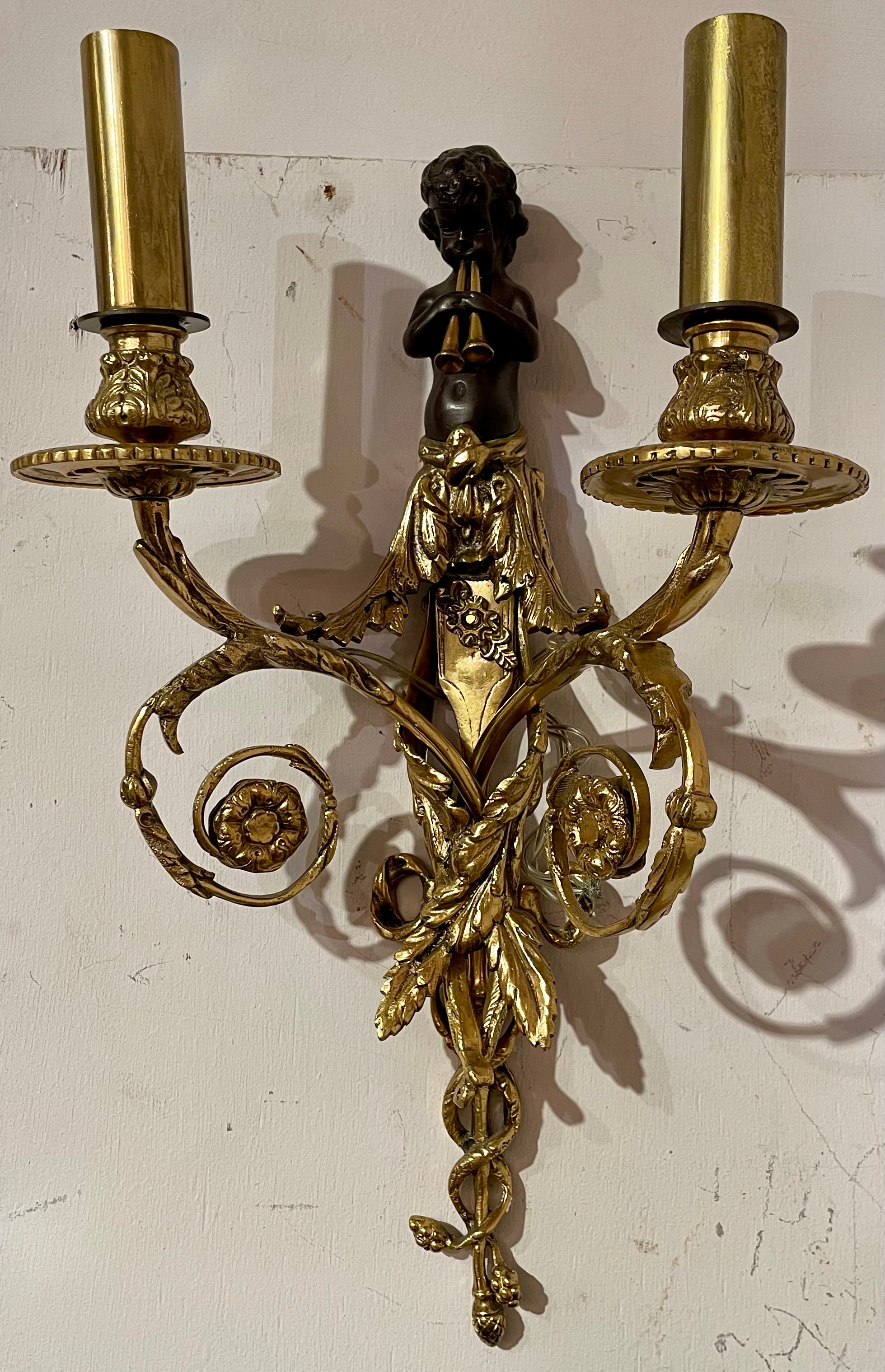 Pareja de Antiguos Apliques Franceses Luis XVI de Ormolu y Bronce Patinado, Circa 1890.
Querubines o Putti figurados 