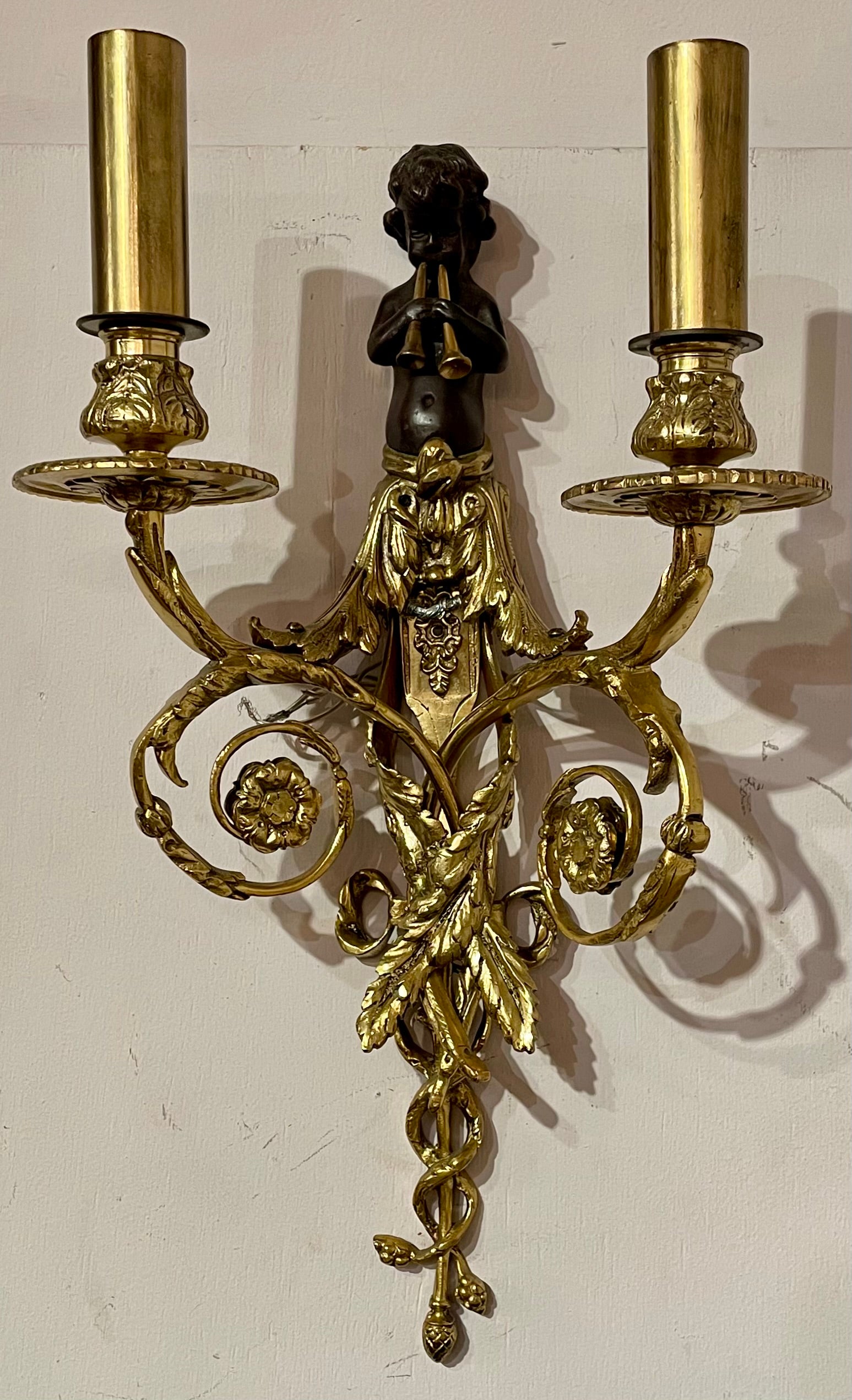 Par de Apliques Antiguos Franceses Luis XVI de Ormolu y Bronce Patinado, Circa 1890 Francés en venta