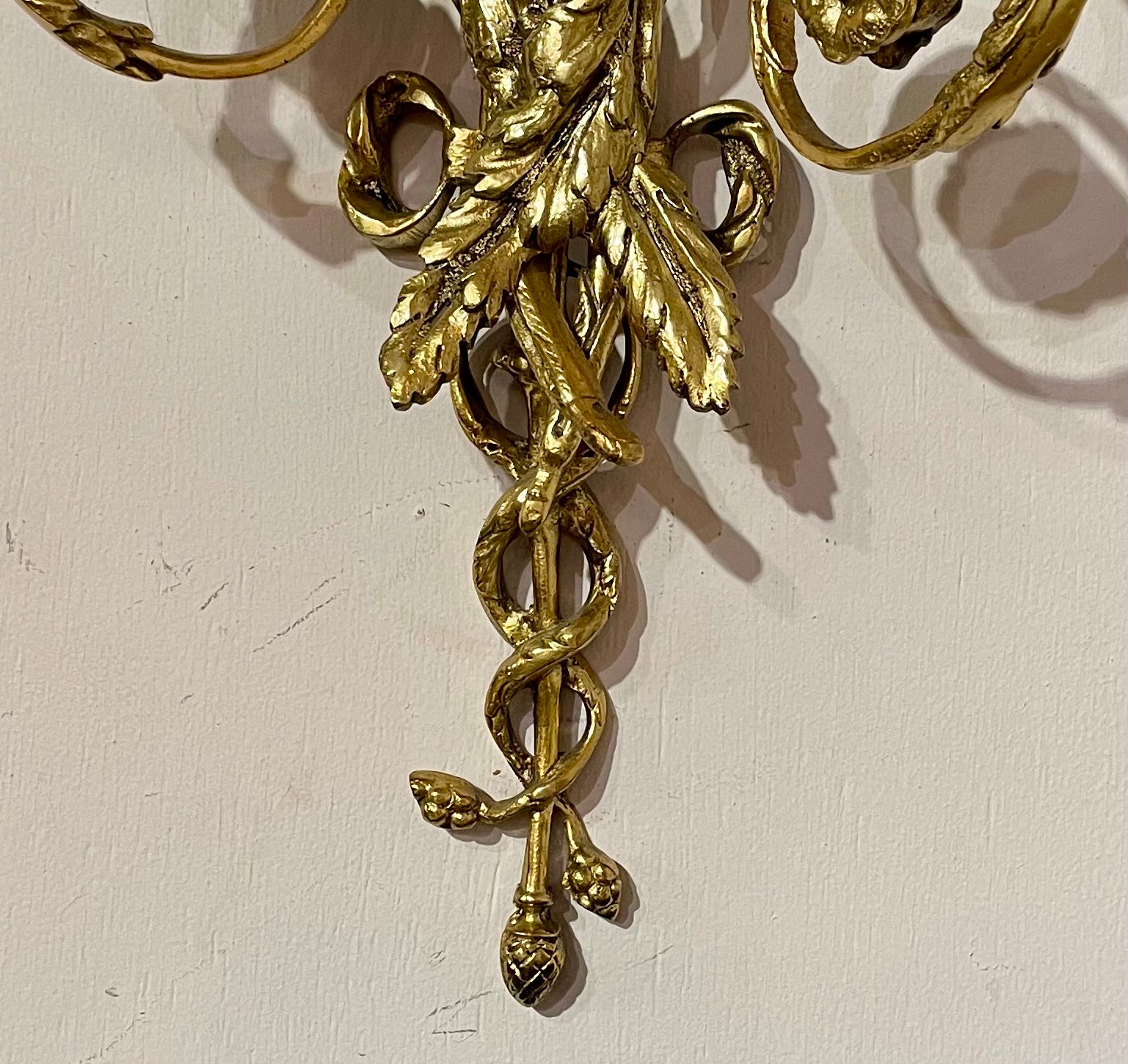 Par de Apliques Antiguos Franceses Luis XVI de Ormolu y Bronce Patinado, Circa 1890 en Bueno estado para la venta en New Orleans, LA