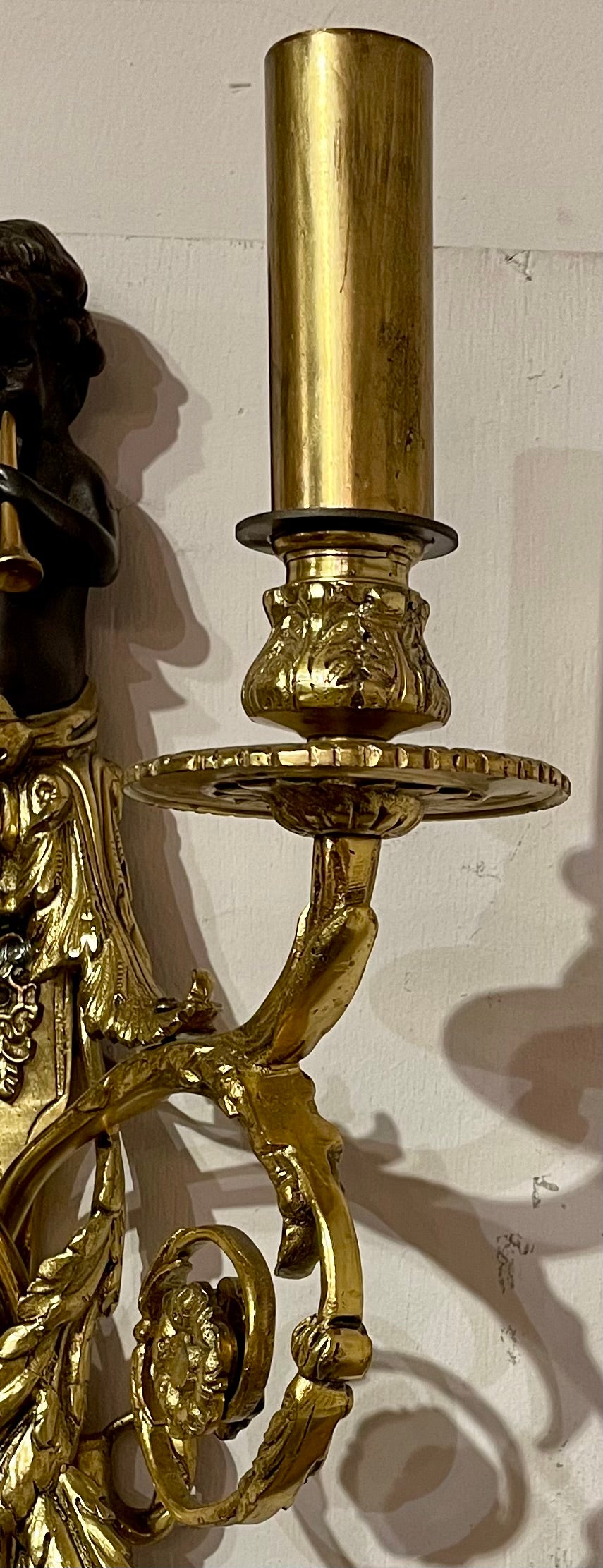 Par de Apliques Antiguos Franceses Luis XVI de Ormolu y Bronce Patinado, Circa 1890 siglo XIX en venta