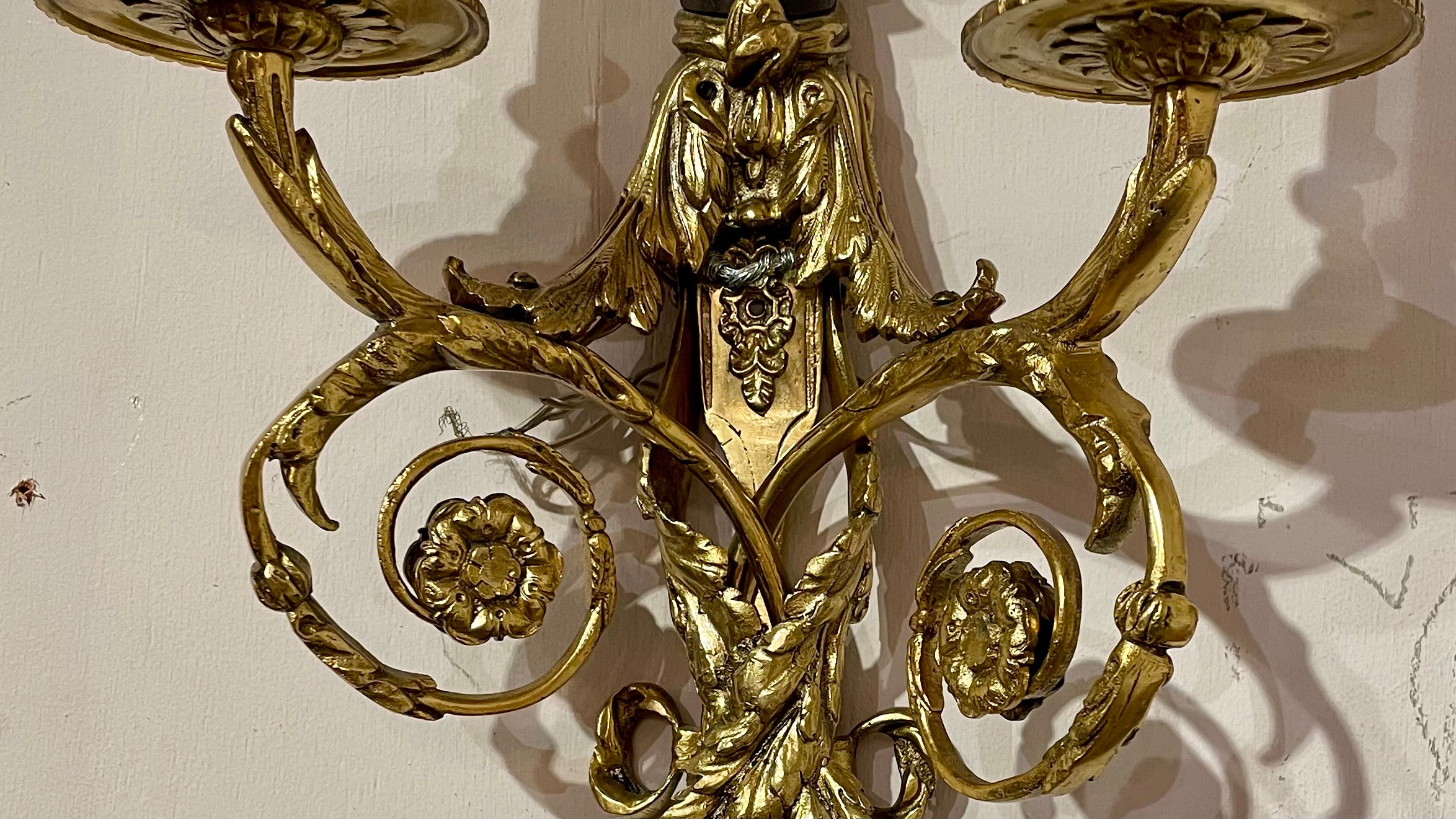Par de Apliques Antiguos Franceses Luis XVI de Ormolu y Bronce Patinado, Circa 1890 Ormolú en venta