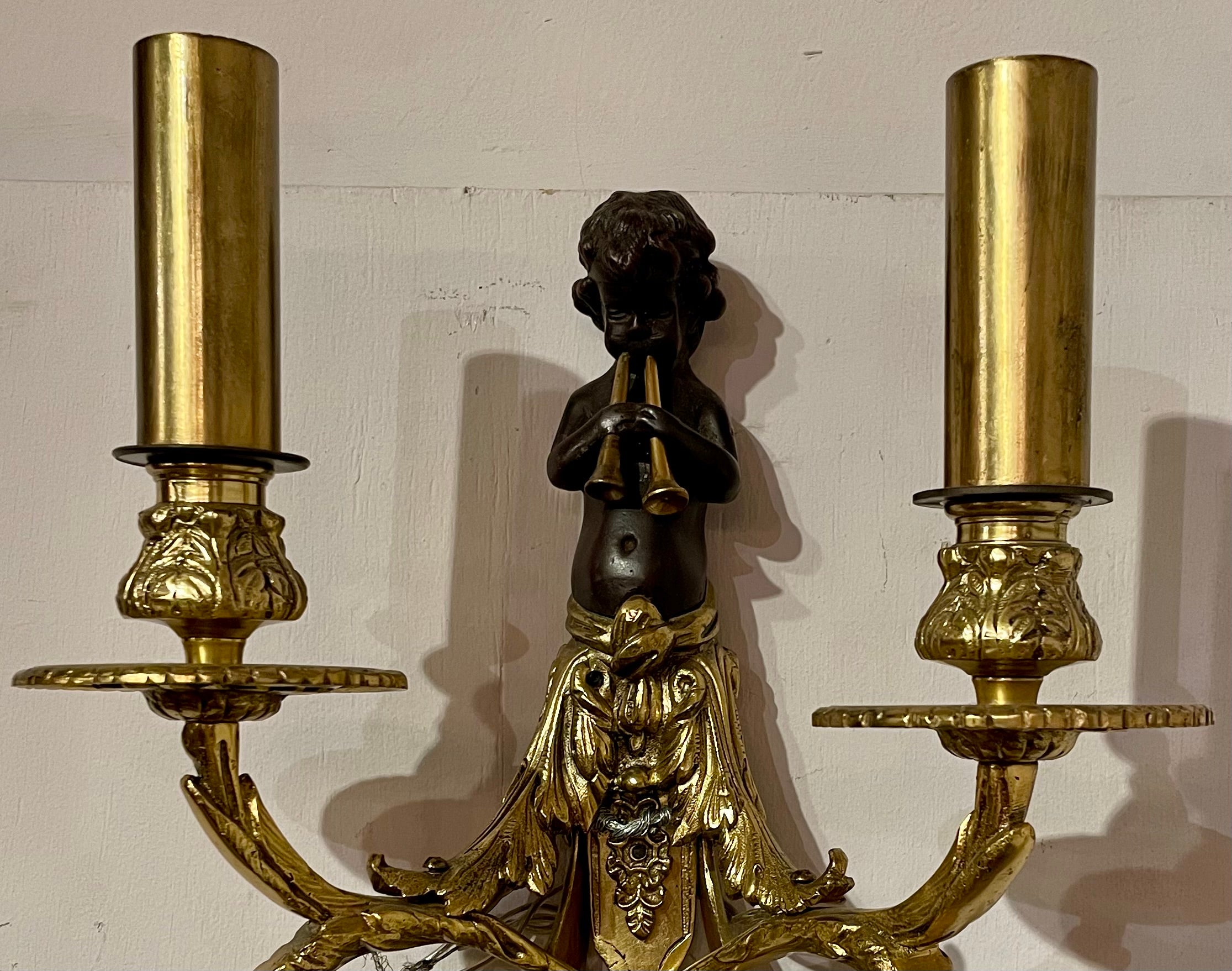 Par de Apliques Antiguos Franceses Luis XVI de Ormolu y Bronce Patinado, Circa 1890 en venta 1