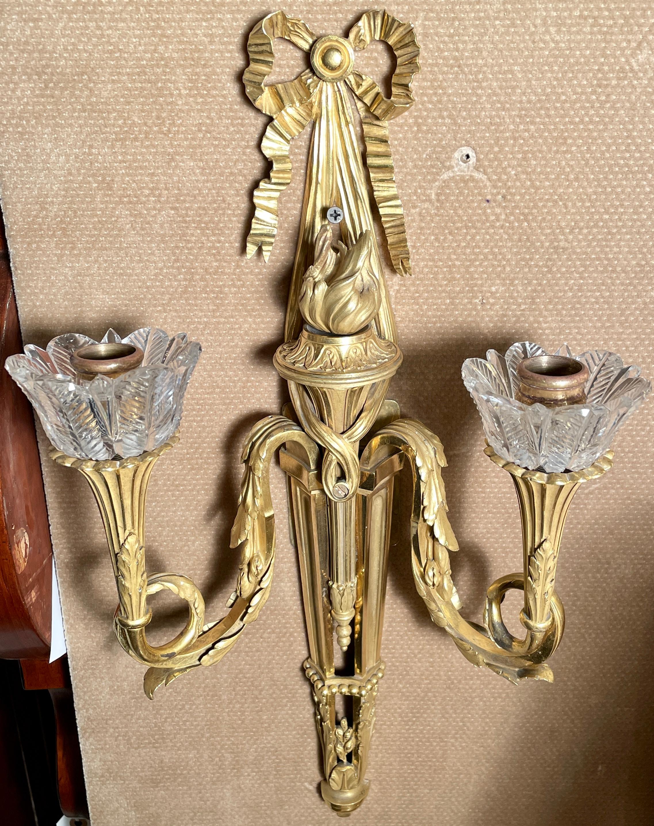 Français Paire d'appliques françaises anciennes Louis XVI en bronze doré avec bobèches en cristal de Baccarat en vente