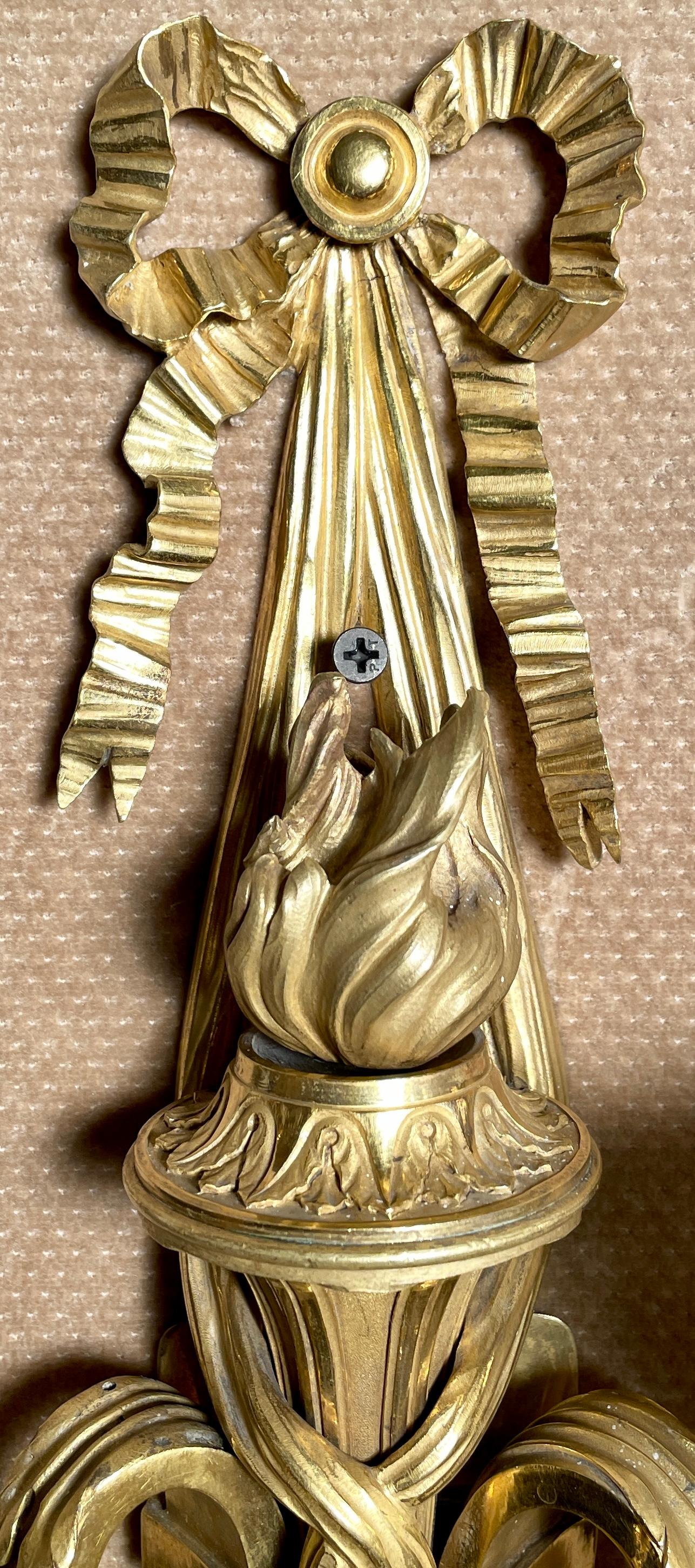 Paar antike französische Goldbronze-Wandleuchter im Louis-XVI.-Stil mit Baccarat-Kristall Bobeches (Französisch) im Angebot