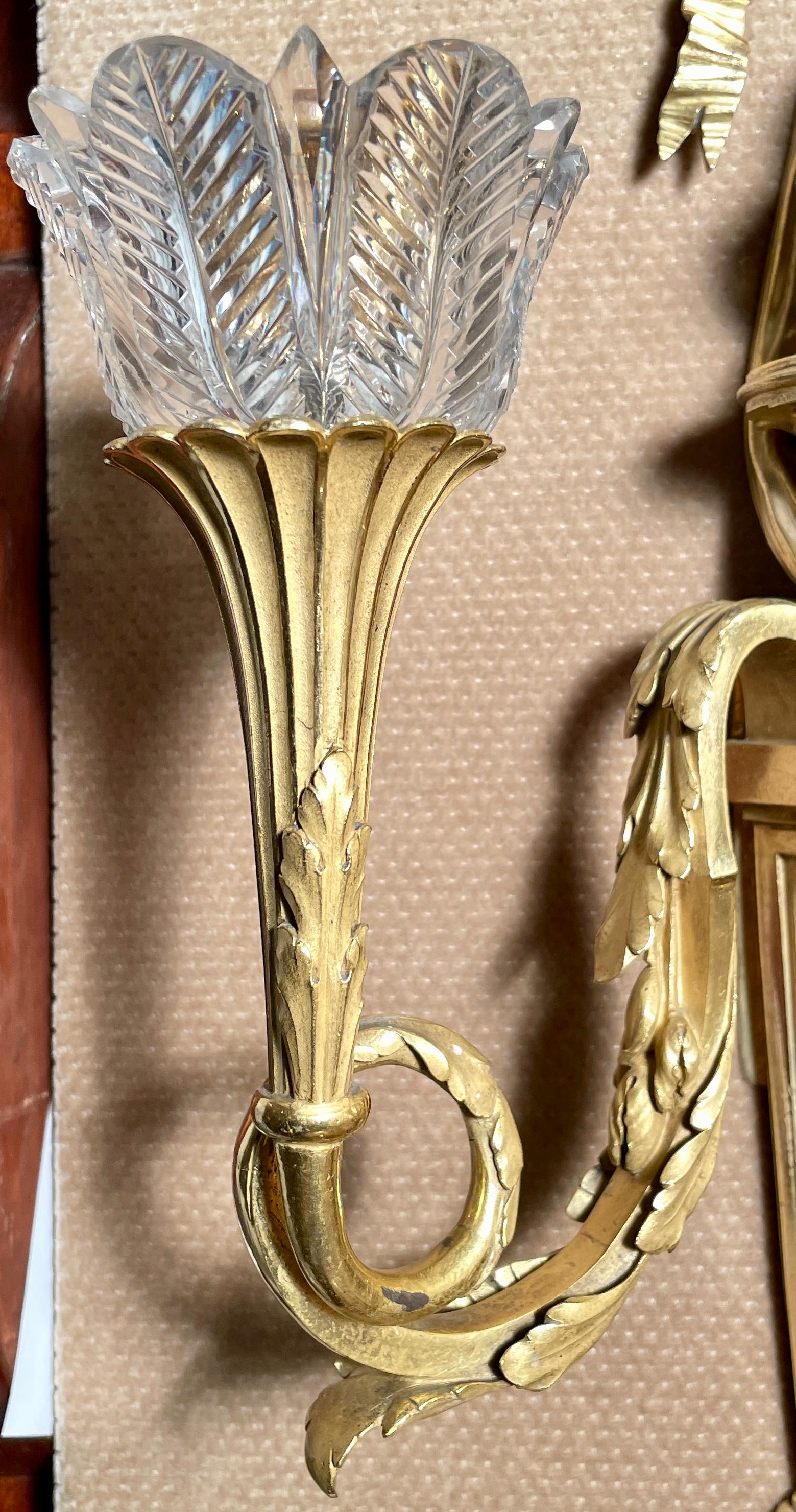 Paar antike französische Goldbronze-Wandleuchter im Louis-XVI.-Stil mit Baccarat-Kristall Bobeches im Zustand „Gut“ im Angebot in New Orleans, LA