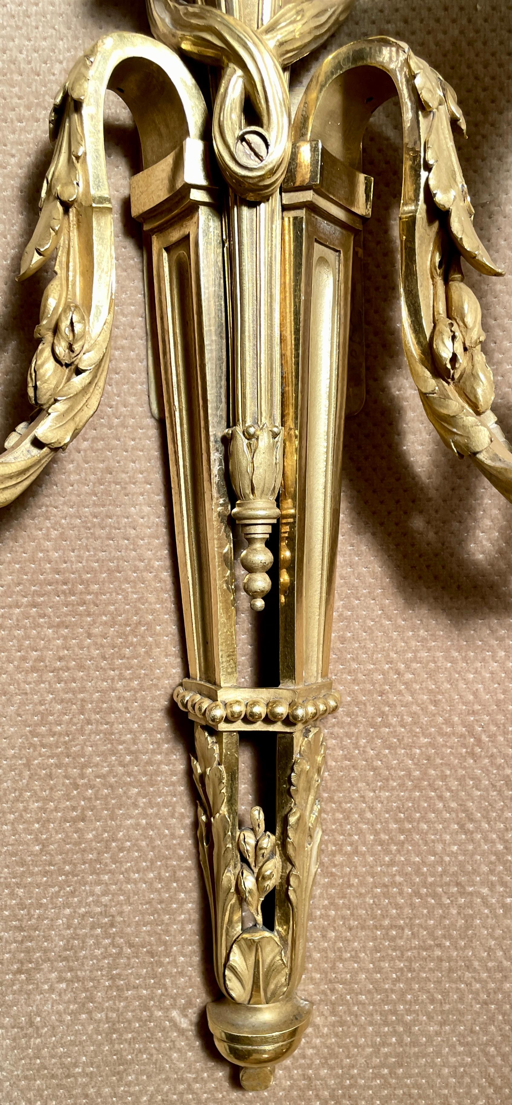 Paire d'appliques françaises anciennes Louis XVI en bronze doré avec bobèches en cristal de Baccarat en vente 1