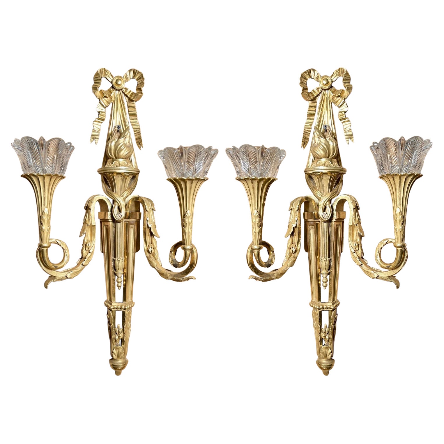 Pareja de Antiguos Candelabros Franceses Luis XVI de Ormolu con Bobeches de Cristal de Baccarat