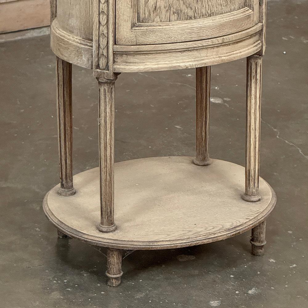 Paire de tables de nuit ovales Louis XVI françaises anciennes avec marbre de Carrare en vente 3
