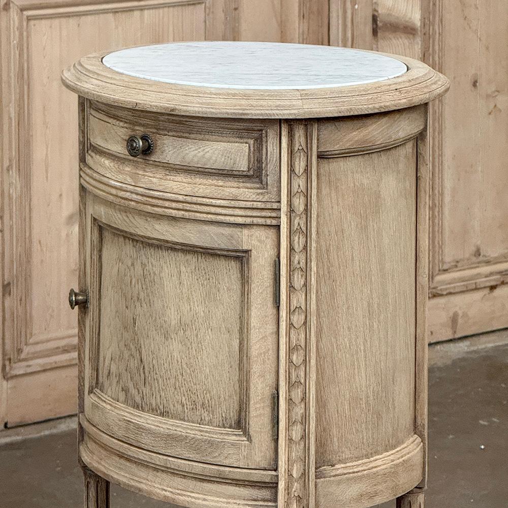 Paire de tables de nuit ovales Louis XVI françaises anciennes avec marbre de Carrare en vente 4