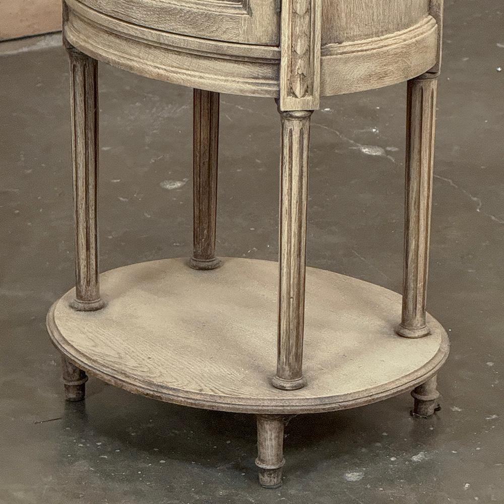Paire de tables de nuit ovales Louis XVI françaises anciennes avec marbre de Carrare en vente 5