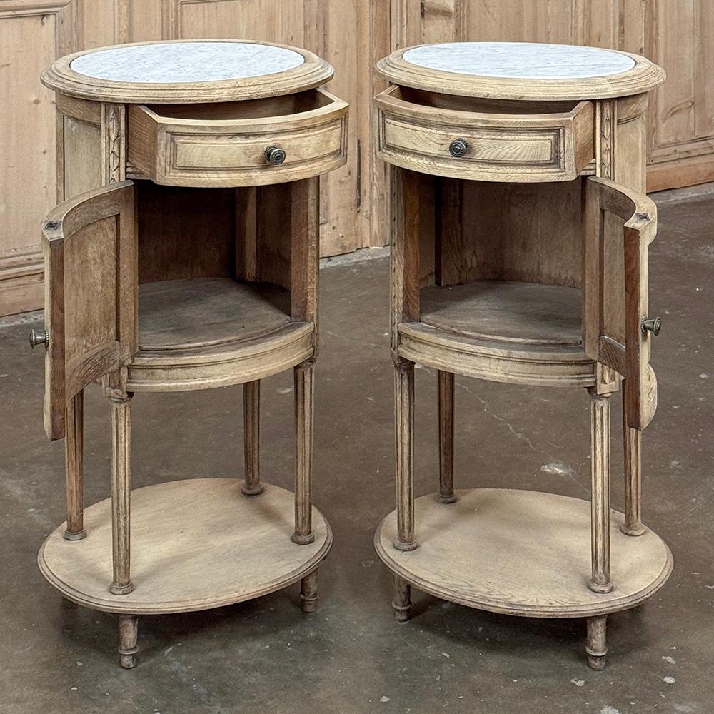 Paire de tables de nuit ovales Louis XVI françaises anciennes avec marbre de Carrare en vente 6
