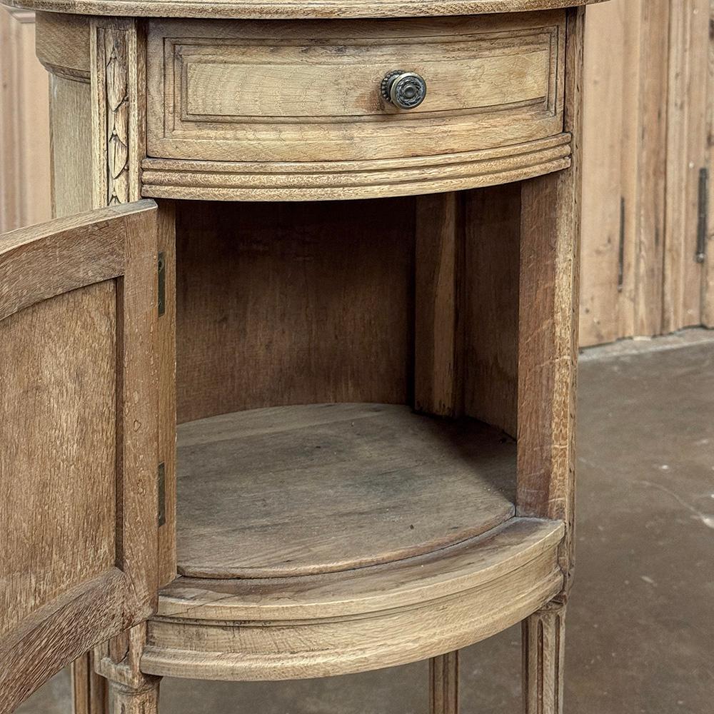Paire de tables de nuit ovales Louis XVI françaises anciennes avec marbre de Carrare en vente 7