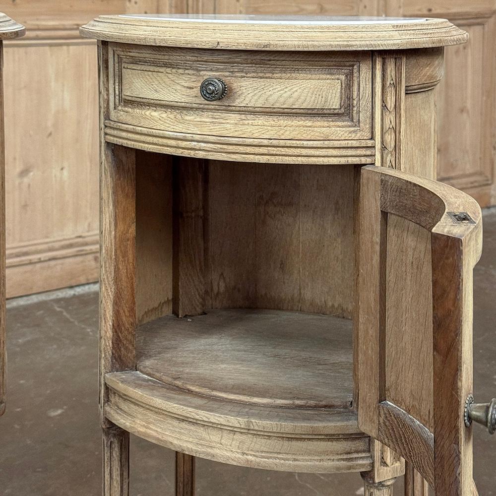 Paire de tables de nuit ovales Louis XVI françaises anciennes avec marbre de Carrare en vente 8