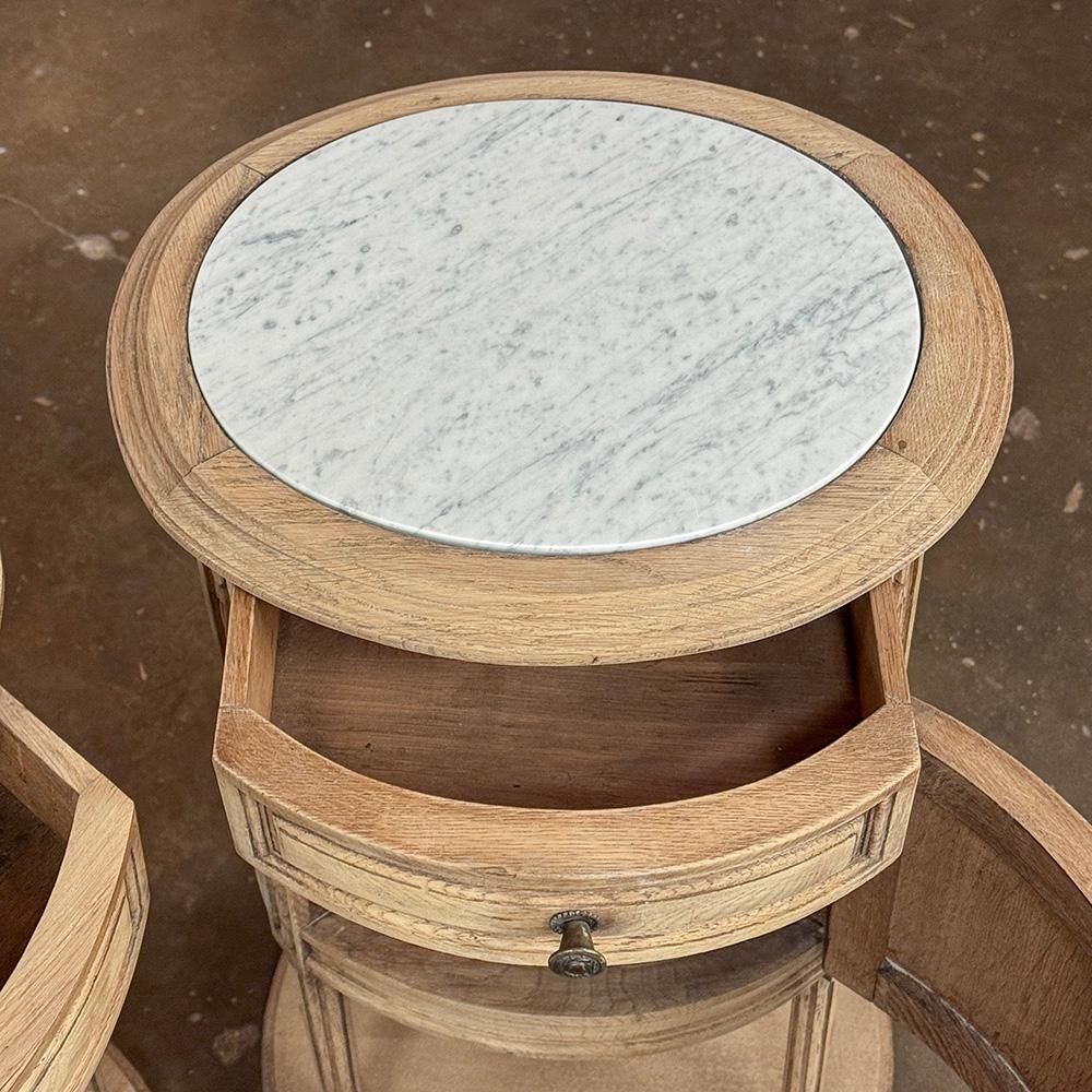 Paire de tables de nuit ovales Louis XVI françaises anciennes avec marbre de Carrare en vente 10