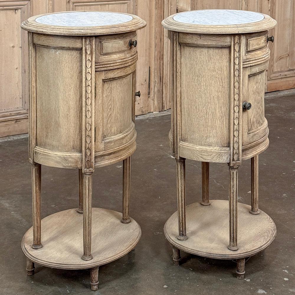 Paire de tables de nuit ovales Louis XVI françaises anciennes avec marbre de Carrare en vente 11
