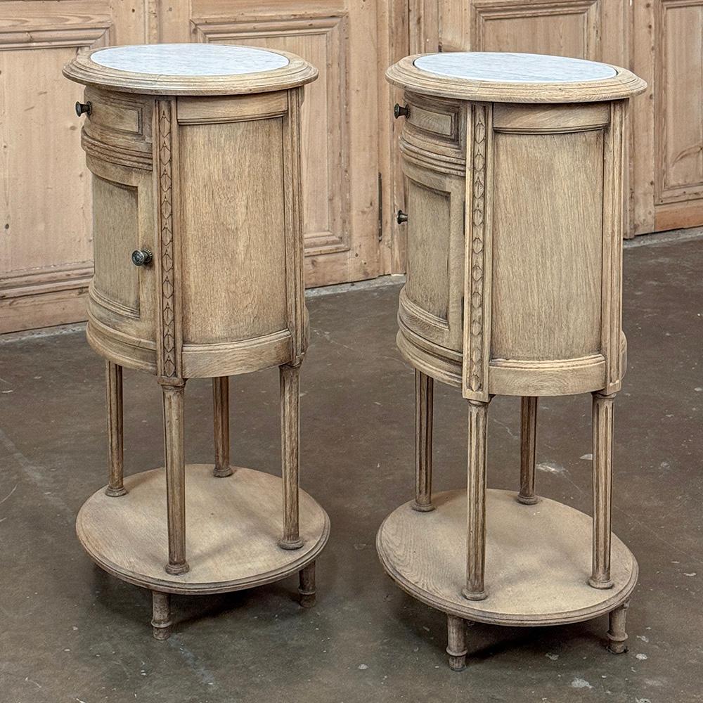 Paire de tables de nuit ovales Louis XVI françaises anciennes avec marbre de Carrare en vente 12