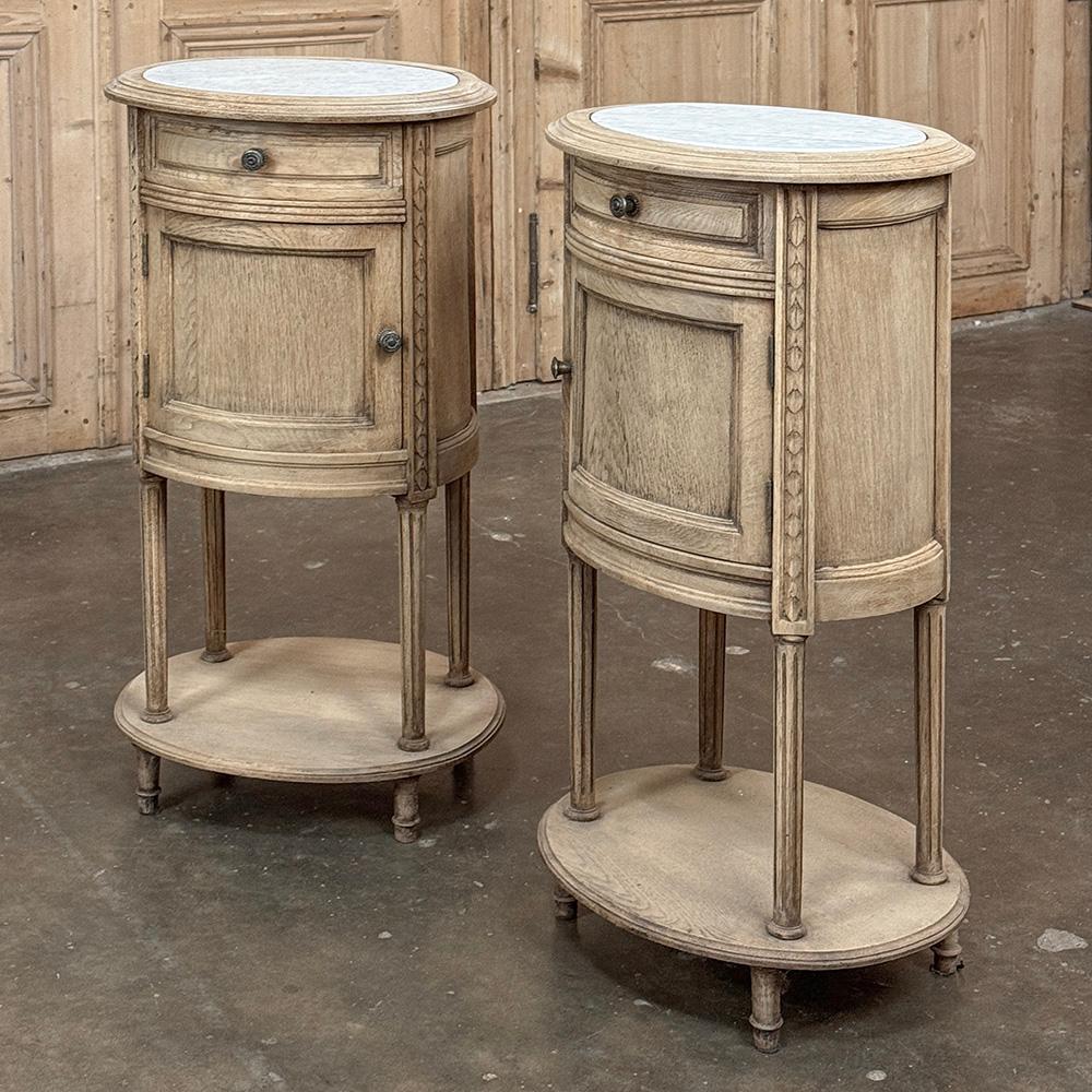 Paire de tables de nuit ovales Louis XVI en chêne strié sont le choix idéal pour la symétrie en tant que compagnons de chevet ou pour votre groupe de sièges préféré !  De forme ovale et finis sur tout le pourtour, ils sont parfaits pour être placés