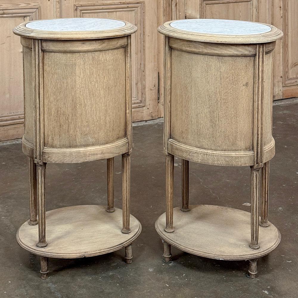 Paire de tables de nuit ovales Louis XVI françaises anciennes avec marbre de Carrare en vente 13