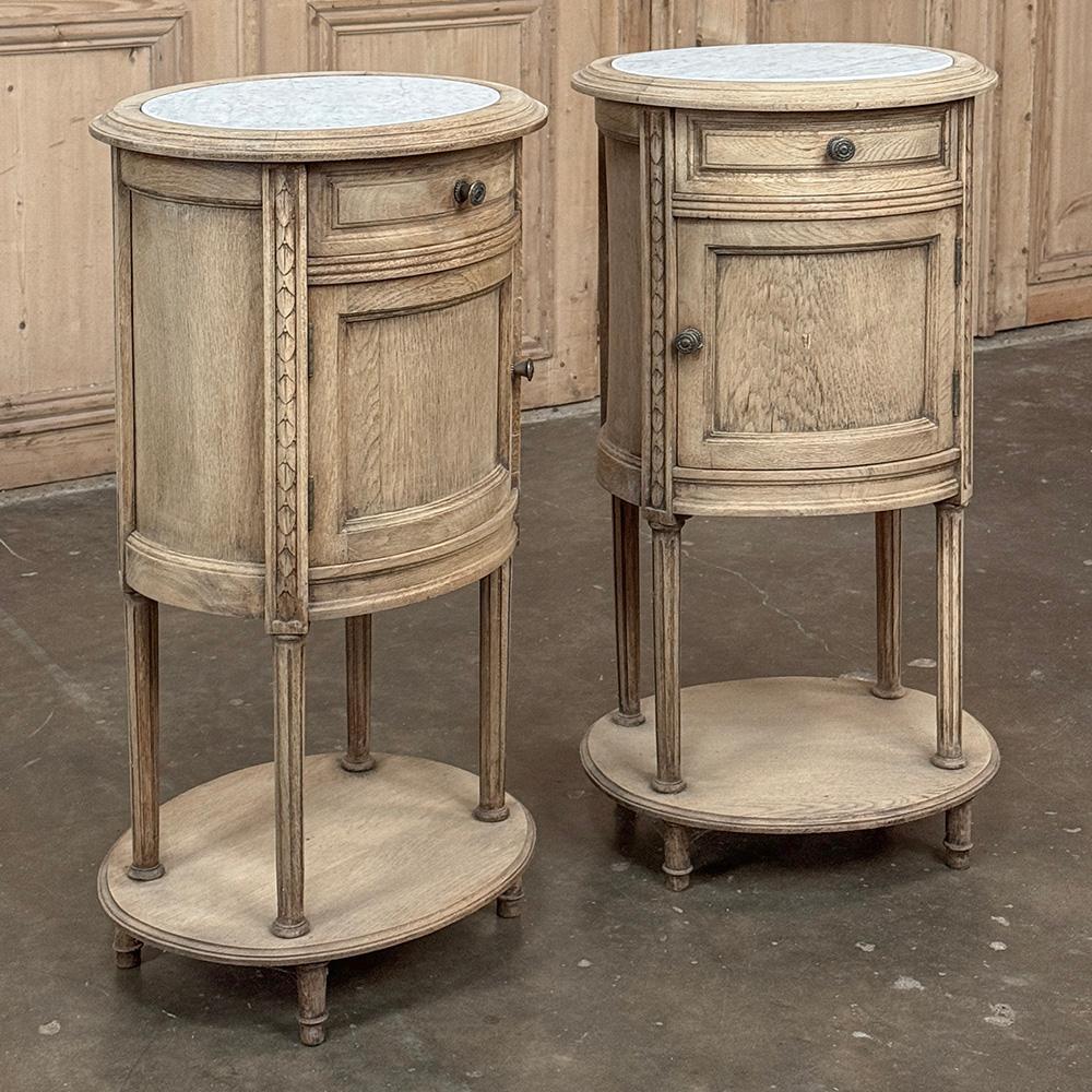 Français Paire de tables de nuit ovales Louis XVI françaises anciennes avec marbre de Carrare en vente