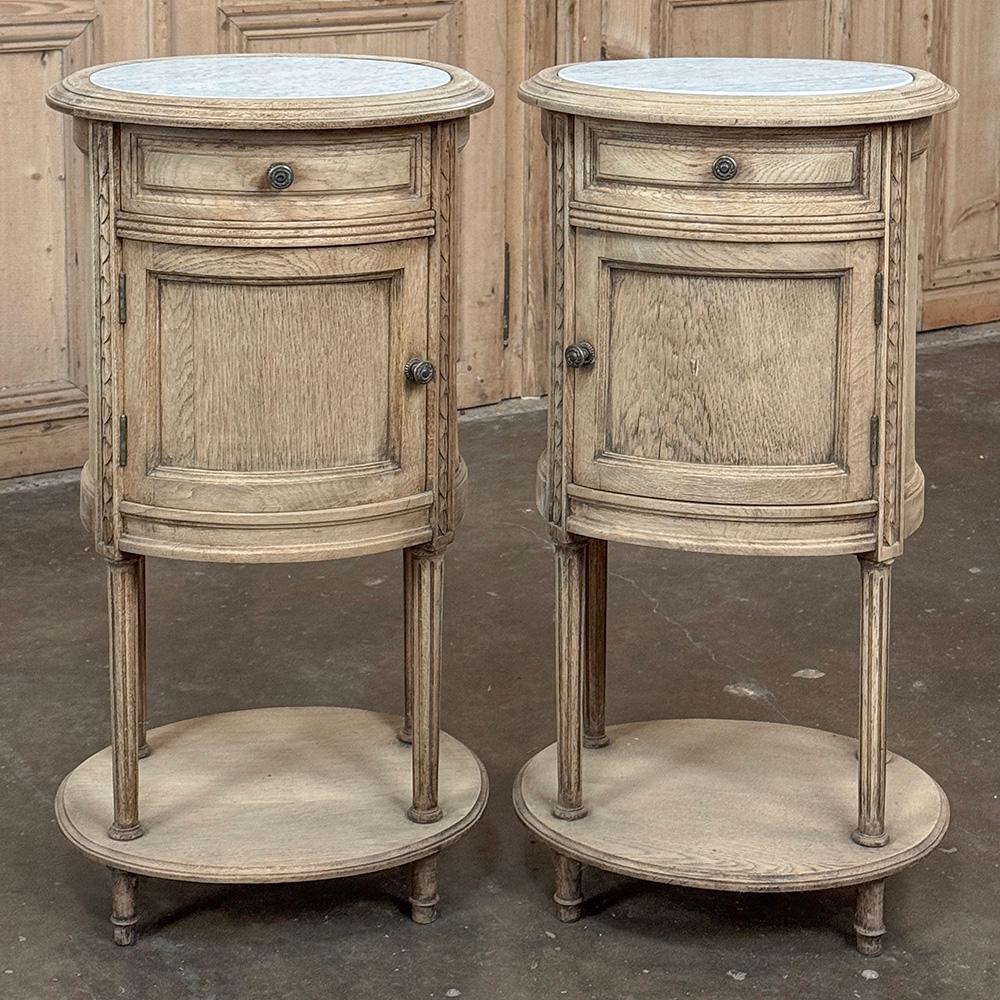 Fait main Paire de tables de nuit ovales Louis XVI françaises anciennes avec marbre de Carrare en vente