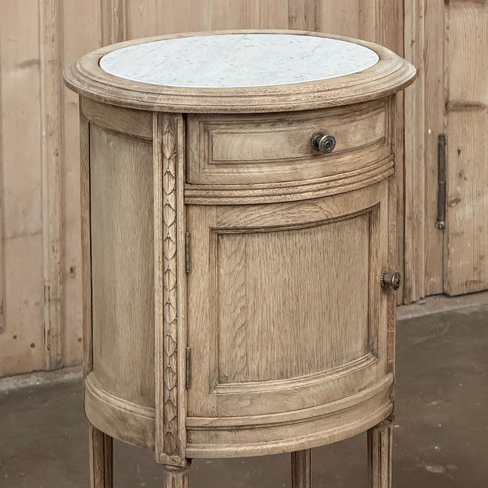 Paire de tables de nuit ovales Louis XVI françaises anciennes avec marbre de Carrare Bon état - En vente à Dallas, TX