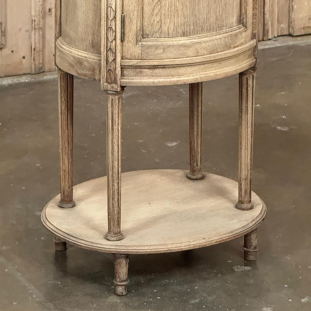 20ième siècle Paire de tables de nuit ovales Louis XVI françaises anciennes avec marbre de Carrare en vente
