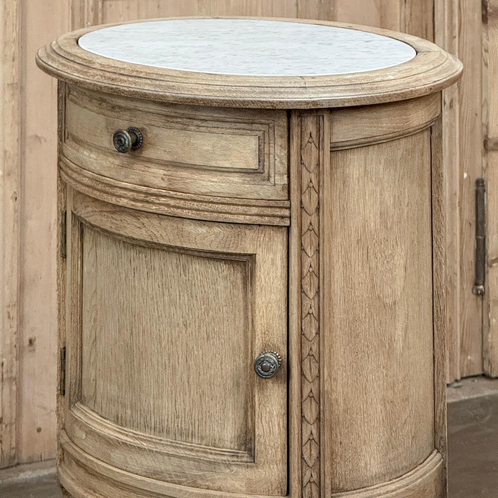 Laiton Paire de tables de nuit ovales Louis XVI françaises anciennes avec marbre de Carrare en vente