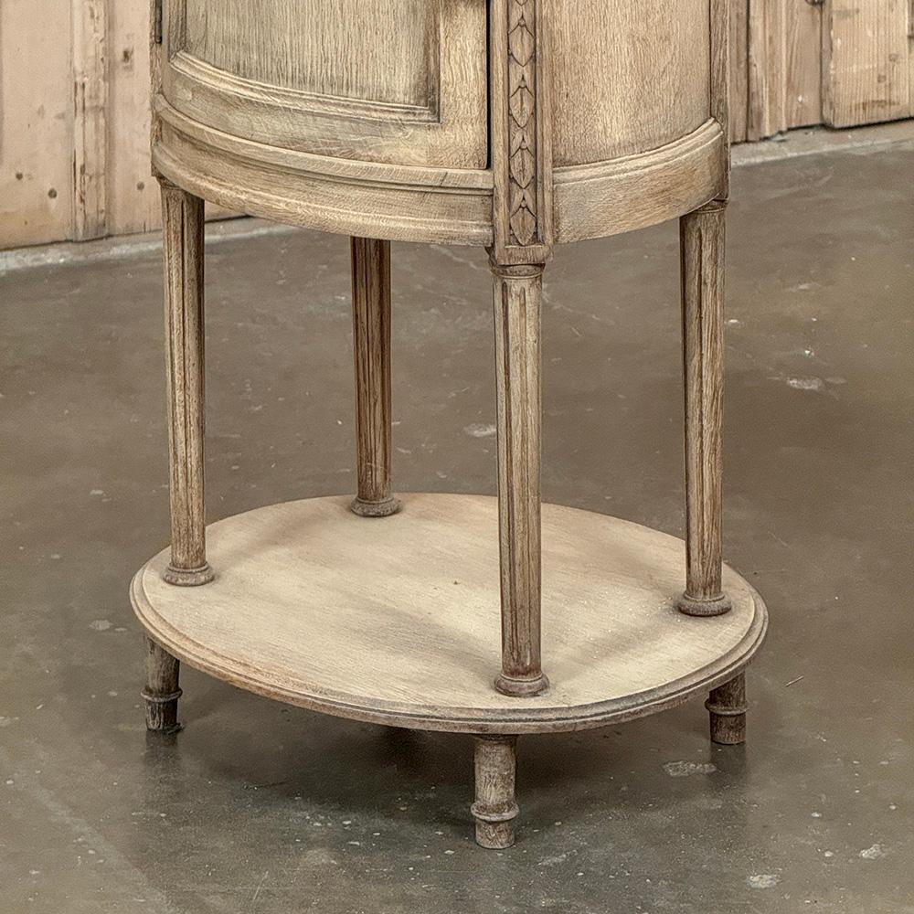 Paire de tables de nuit ovales Louis XVI françaises anciennes avec marbre de Carrare en vente 1