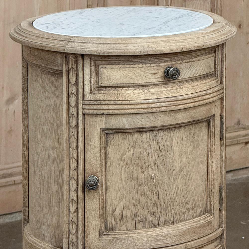 Paire de tables de nuit ovales Louis XVI françaises anciennes avec marbre de Carrare en vente 2
