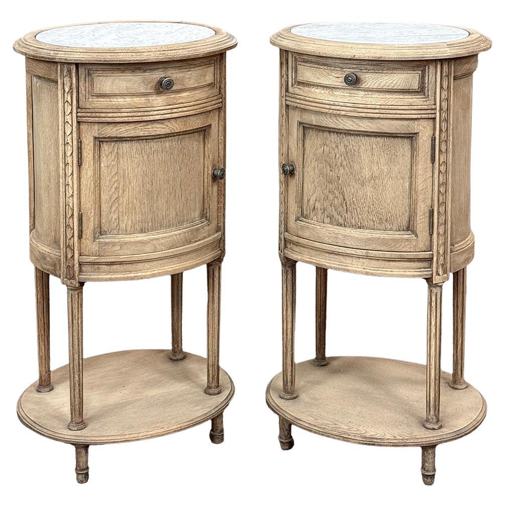 Paire de tables de nuit ovales Louis XVI françaises anciennes avec marbre de Carrare en vente
