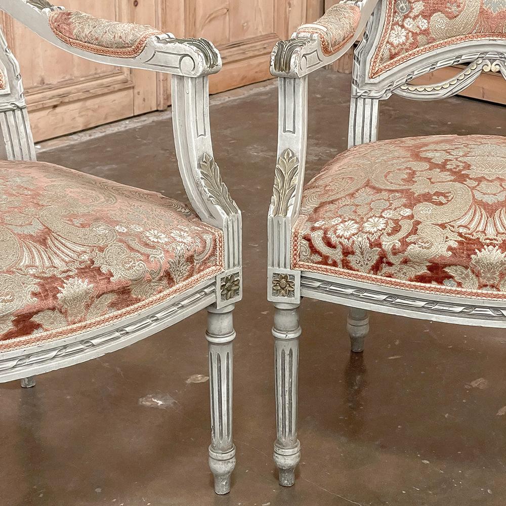 Paire de fauteuils français anciens peints de style Louis XVI en vente 3