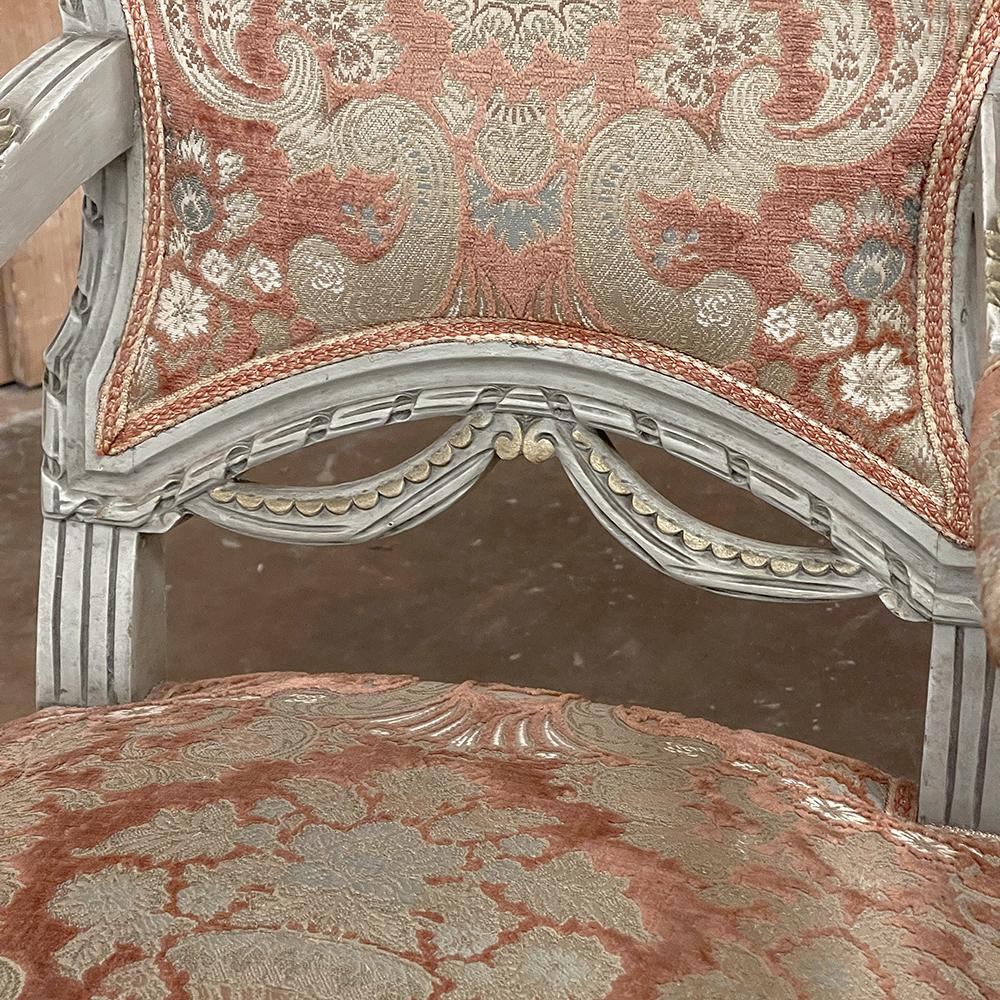 Paar antike französische Louis-XVI-Sessel, bemalt ~ Fauteuils im Angebot 5