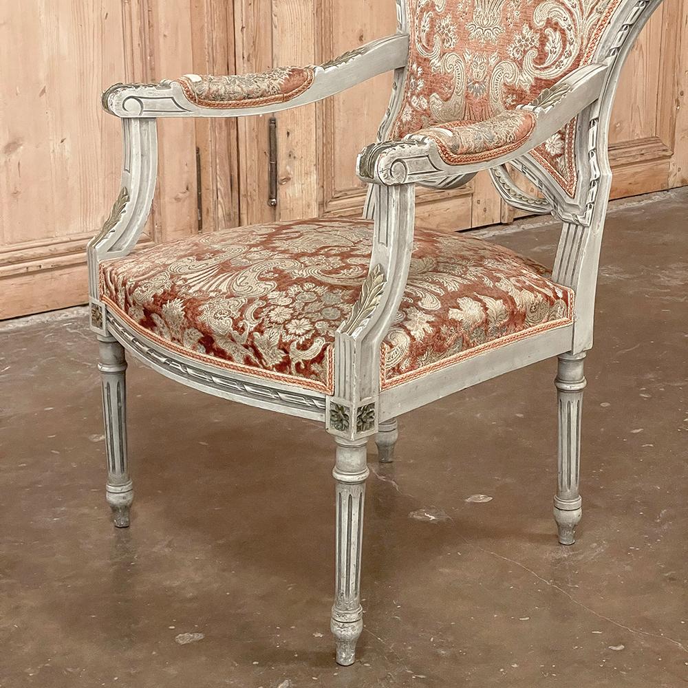 Paar antike französische Louis-XVI-Sessel, bemalt ~ Fauteuils im Angebot 6