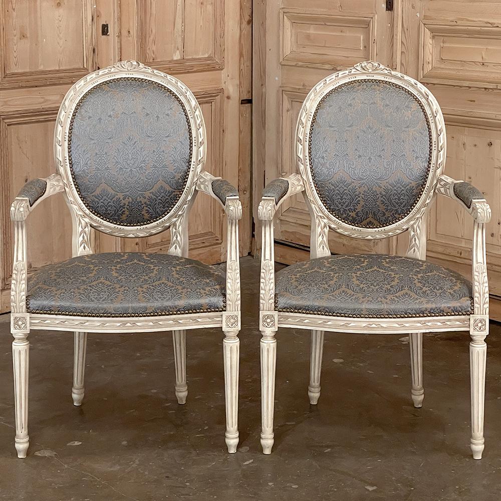 Paar antike französische Louis-XVI-Sessel, bemalt, Fauteuils im Angebot 8