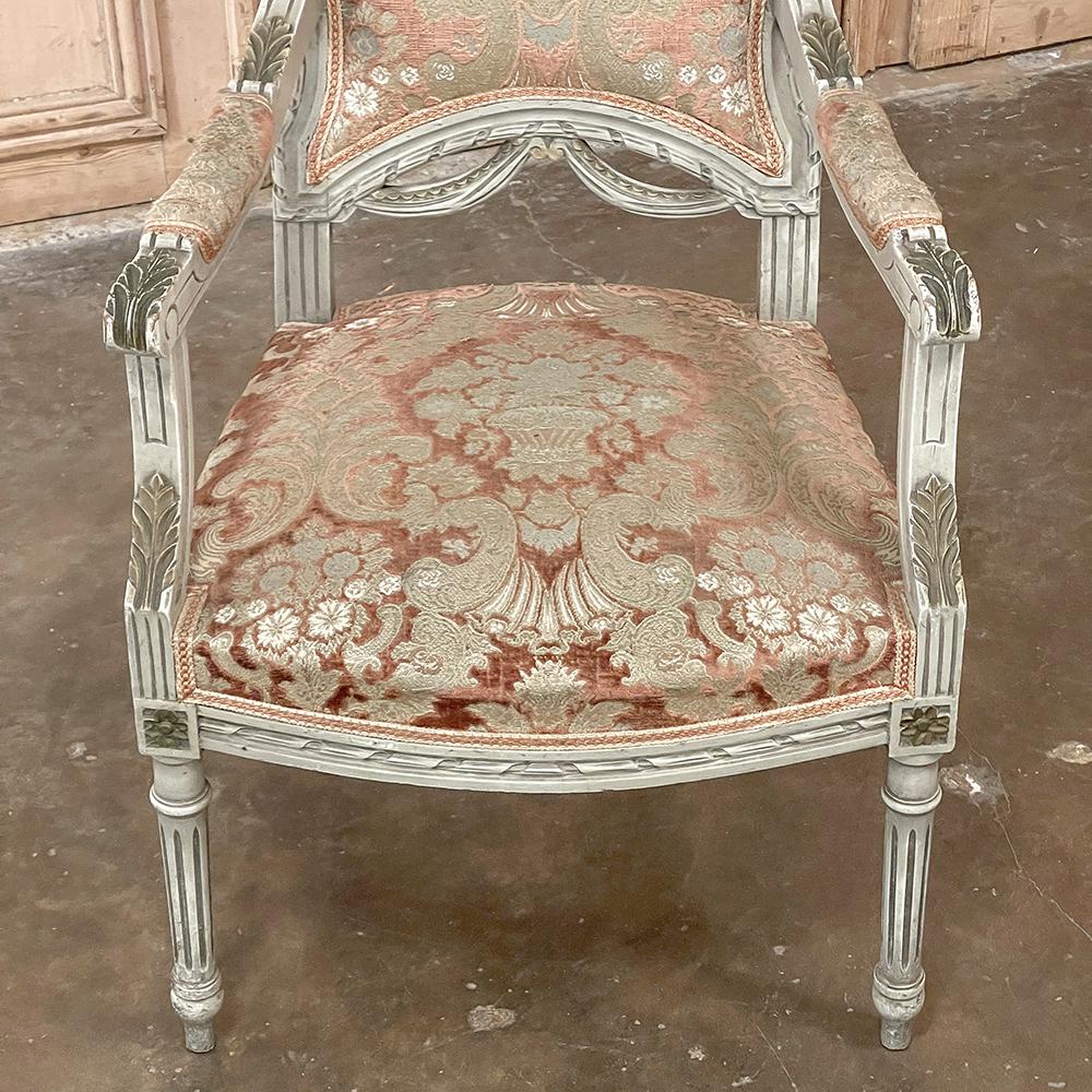 Paire de fauteuils français anciens peints de style Louis XVI en vente 9