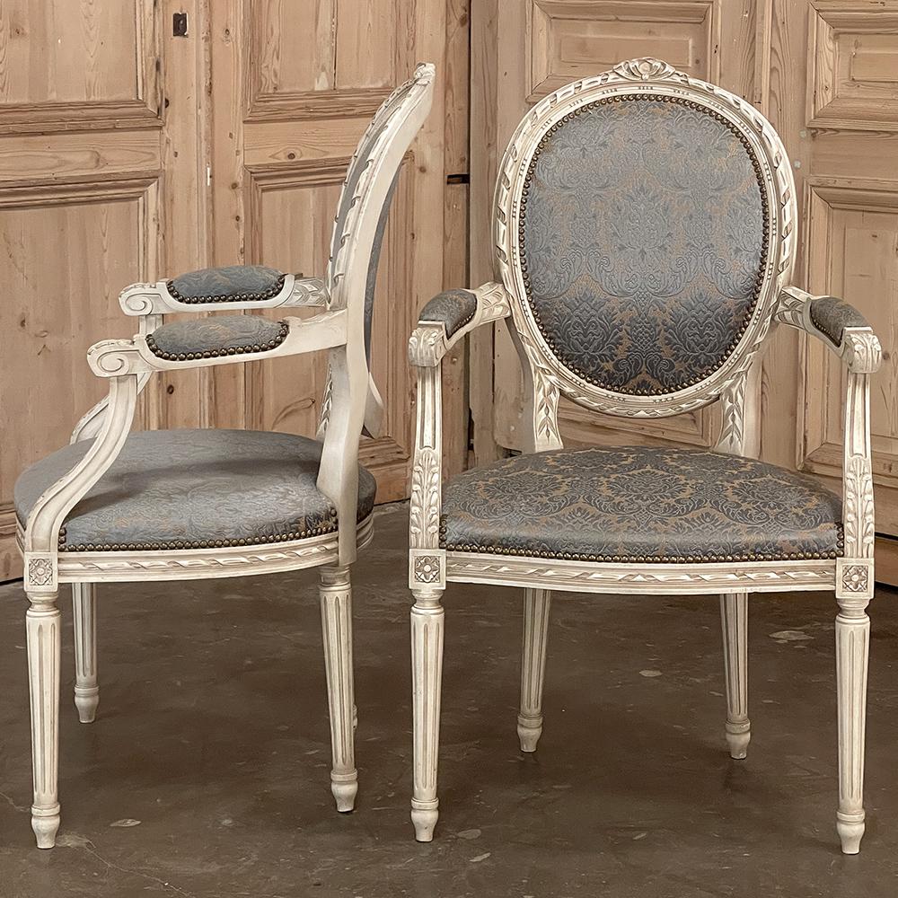 Paar antike französische Louis-XVI-Sessel, bemalt, Fauteuils im Angebot 10