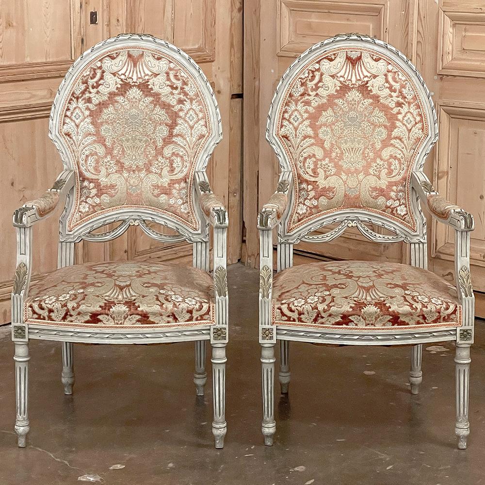 Paar antike französische Louis-XVI-Sessel, bemalt ~ Fauteuils (Französisch) im Angebot