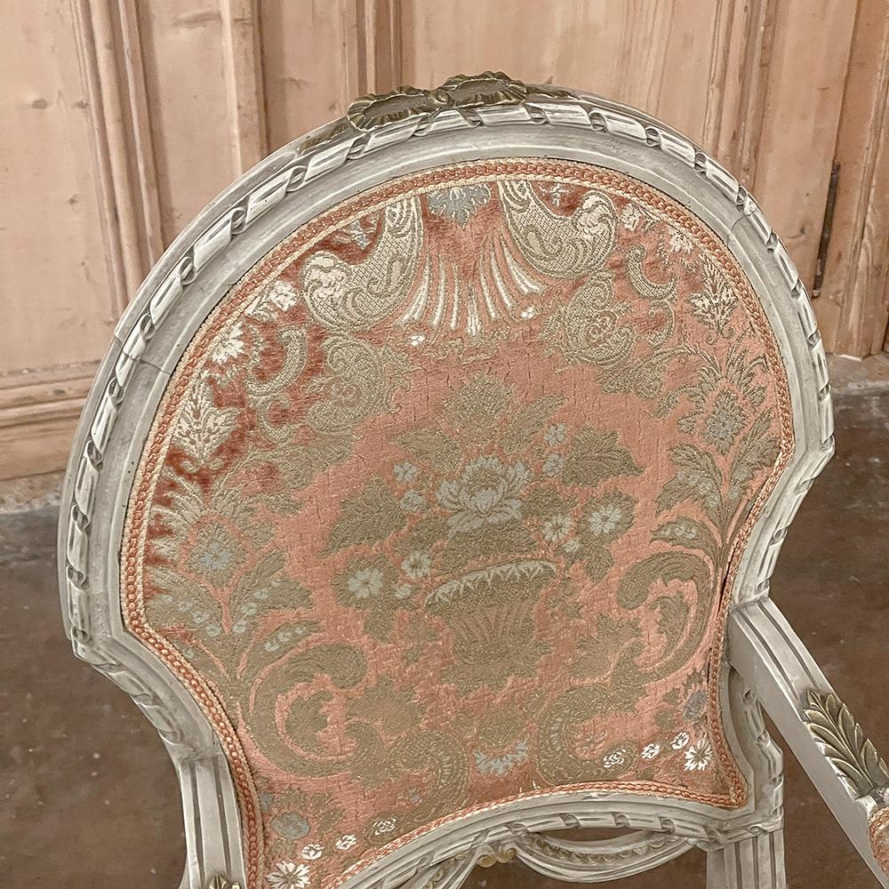 Tissu Paire de fauteuils français anciens peints de style Louis XVI en vente