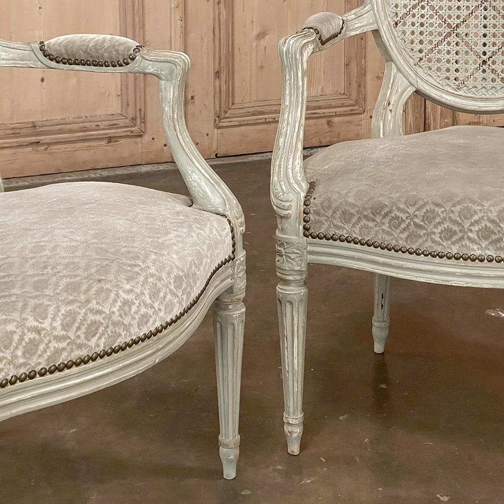 Paar antike französische Louis XVI-Sessel mit Schilfrohr und Stoff, bemalt im Angebot 3