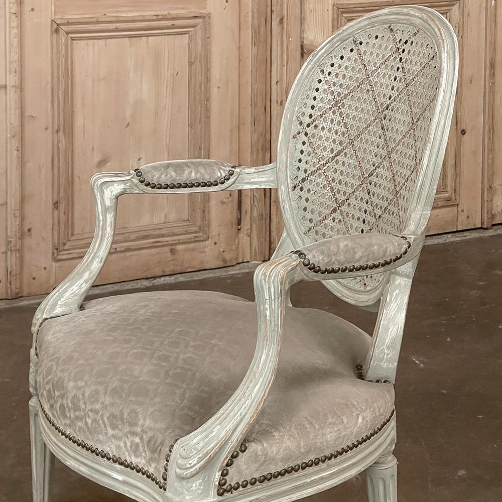 Paire de fauteuils français anciens peints de style Louis XVI avec canne et tissu en vente 4
