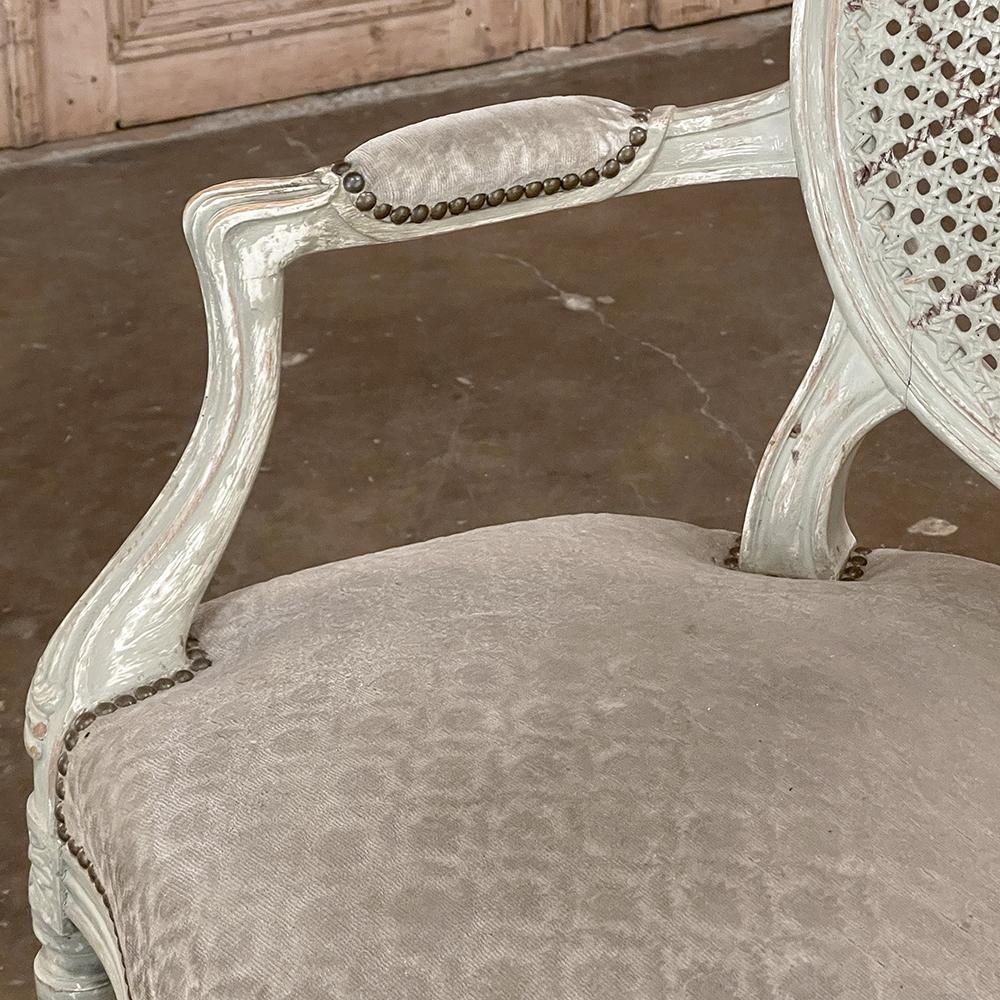 Paire de fauteuils français anciens peints de style Louis XVI avec canne et tissu en vente 6
