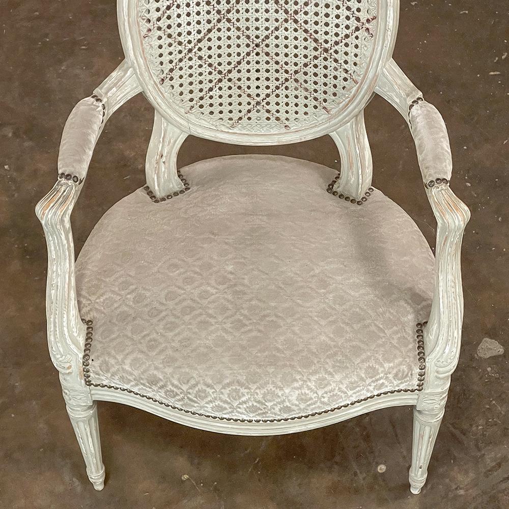 Paire de fauteuils français anciens peints de style Louis XVI avec canne et tissu en vente 8