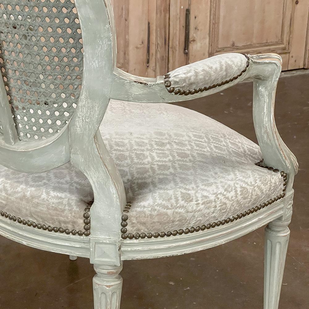 Paire de fauteuils français anciens peints de style Louis XVI avec canne et tissu en vente 11