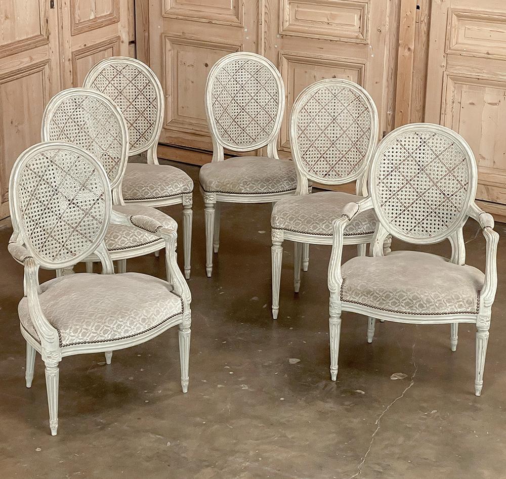 Paire de fauteuils anciens français peints de style Louis XVI avec canne et tissu feront une belle addition à n'importe quelle pièce.  Le style classique inspiré de l'architecture grecque et romaine antique ne s'est jamais démodé depuis trois