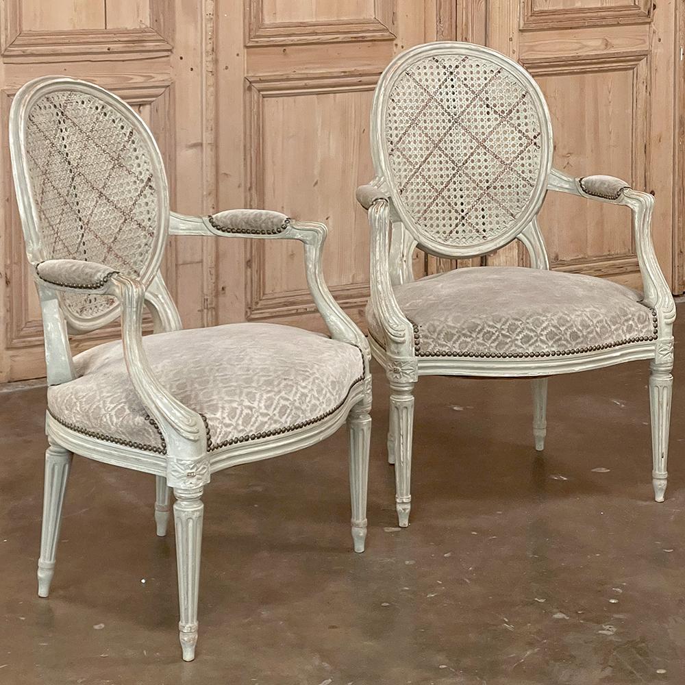 Français Paire de fauteuils français anciens peints de style Louis XVI avec canne et tissu en vente
